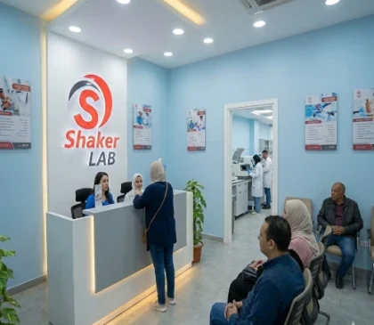 معامل تحاليل عين شمس أمام موقف أتوبيس